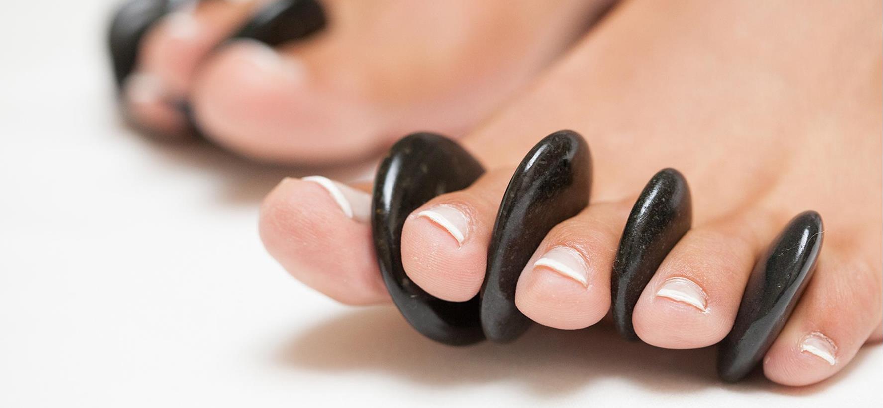 Primo piano di piedi curati con unghie dei piedi smaltate.