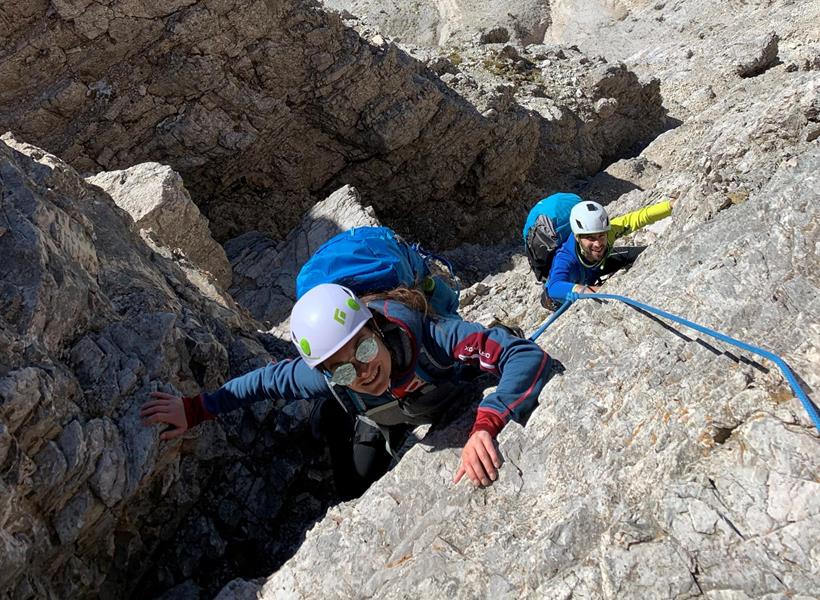 Due arrampicatori sulla ripida e imponente parete rocciosa della Grande Cima.