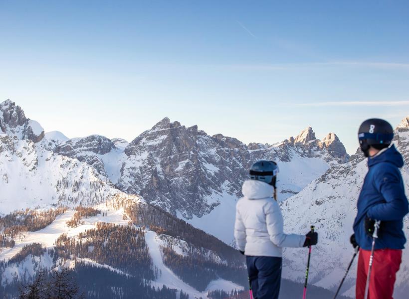 Skiwanderung im schneebedeckten Gebiet der 3 Zinnen.