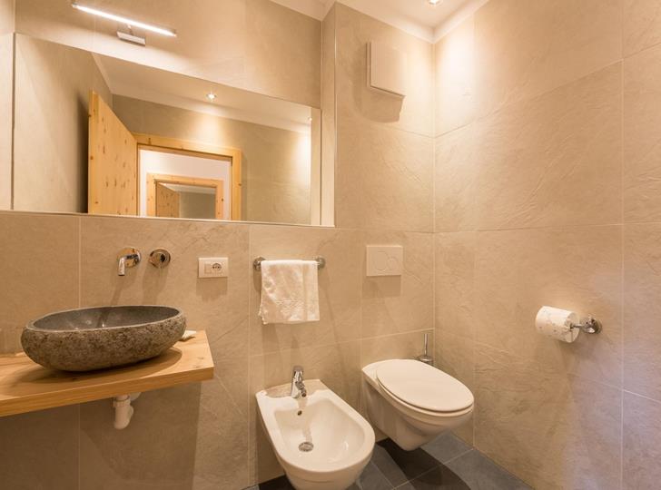 Bagno con lavabo, WC e bidet.