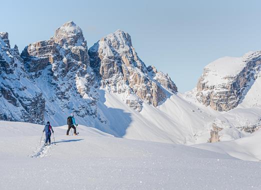 Escursionisti con le ciaspole in un paesaggio innevato nella zona delle Tre Cime di Lavaredo nelle Dolomiti.