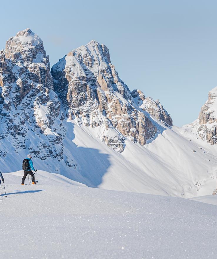 Schneeschuhwanderer in schneebedeckter Landschaft im Gebiet der Drei Zinnen in den Dolomiten.