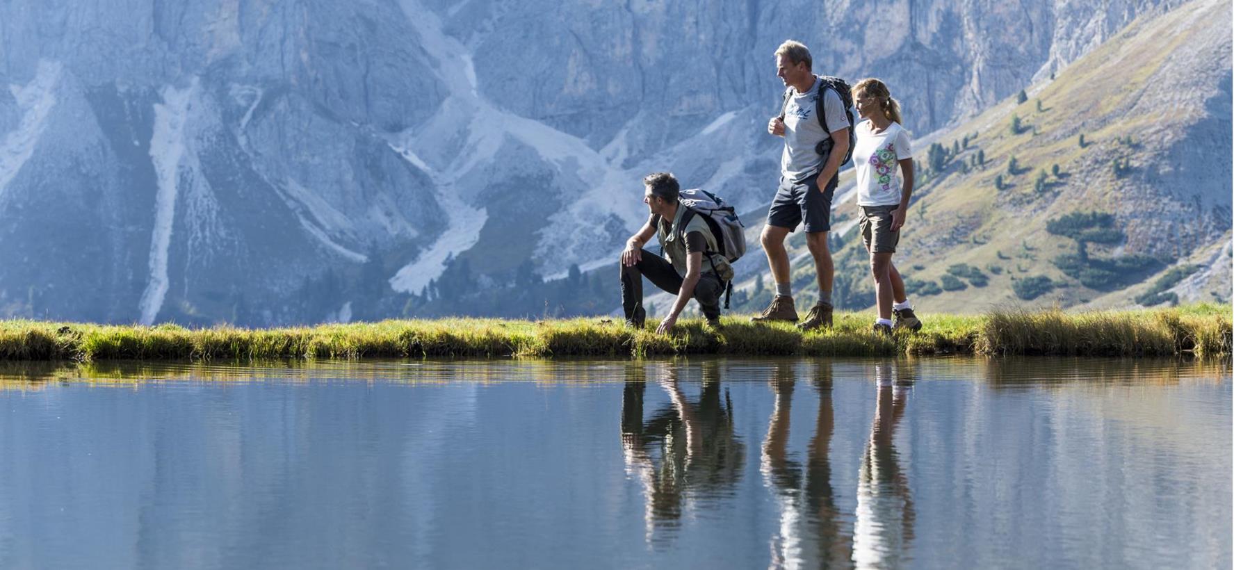Lago alpino immerso nell’imponente paesaggio montano delle Dolomiti