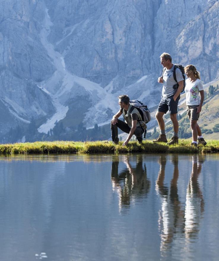 Lago alpino immerso nell’imponente paesaggio montano delle Dolomiti