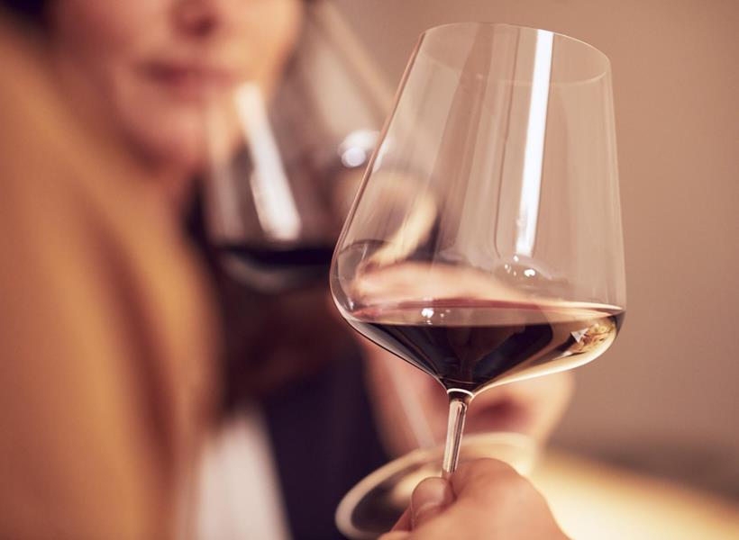 Primo piano di un bicchiere di vino rosso.