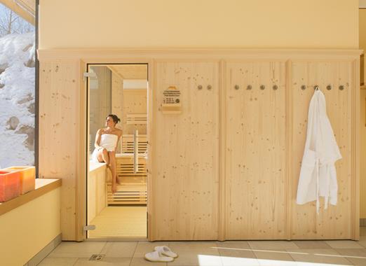 Vista dall’esterno della luminosa sauna panoramica dell’Hotel Villa Stefania.