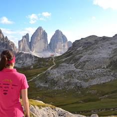 Escursionista con vista sulle Tre Cime di Lavaredo nelle Dolomiti