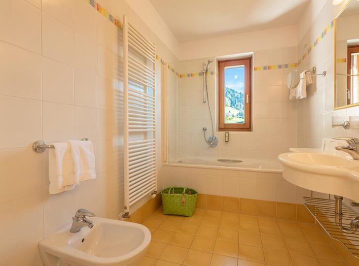 Junior Suite bathroom with bathtub, bidet and washbasin.