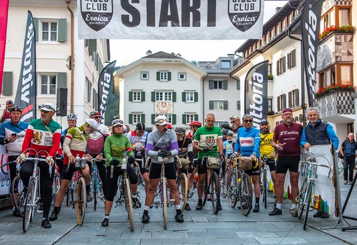 Gruppe von Radfahrern an der Startlinie eines Radrennens in einer Stadt.