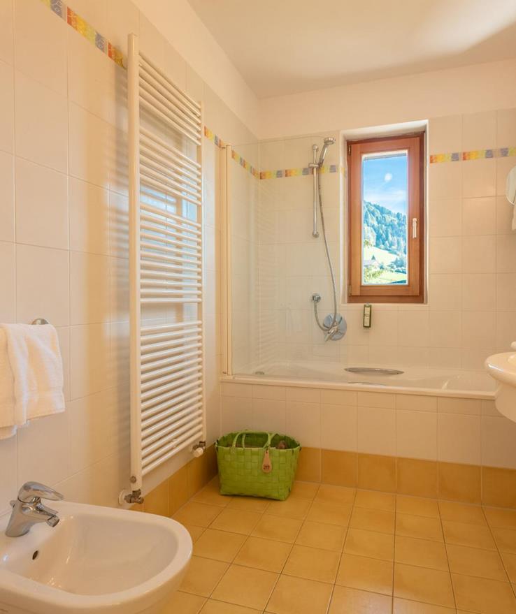 Bagno della Junior Suite con vasca con doccia, bidet e lavabo.