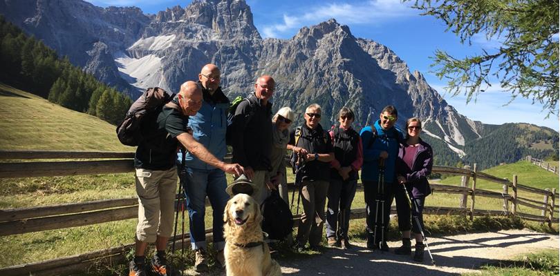 Wandergruppe mit Hund