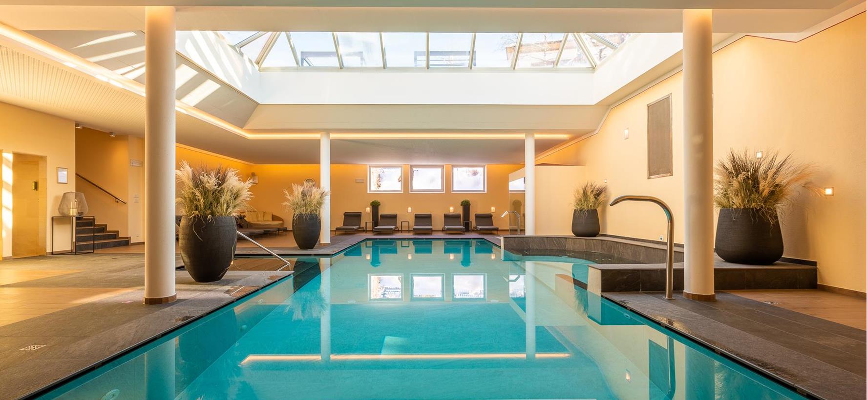 Piscina coperta di Villa Stefania con lettini prendisole e grande lucernario.