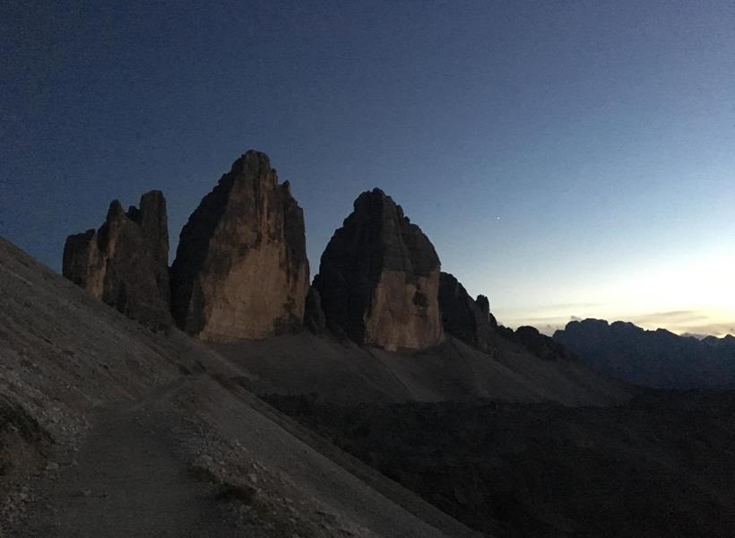 Nachtaufnahme der Drei Zinnen in den Dolomiten.