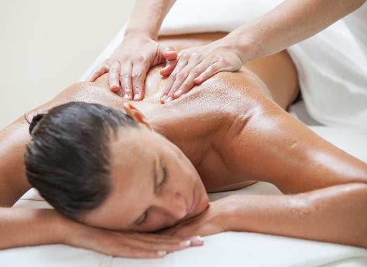 Frau bei einer entspannenden Rücken-Massage.