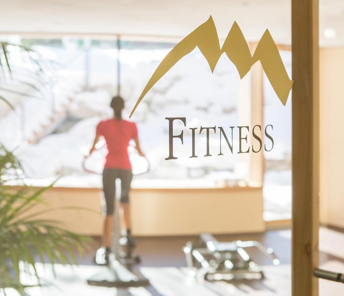 Una donna sul cross trainer nell’area fitness di Villa Stefania.