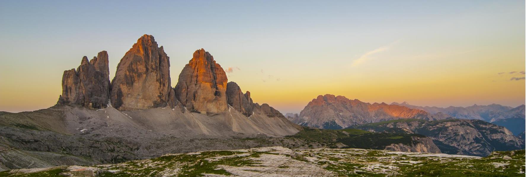 Die Drei Zinnen in den Dolomiten mit markanten Felsformationen und alpiner Berglandschaft.
