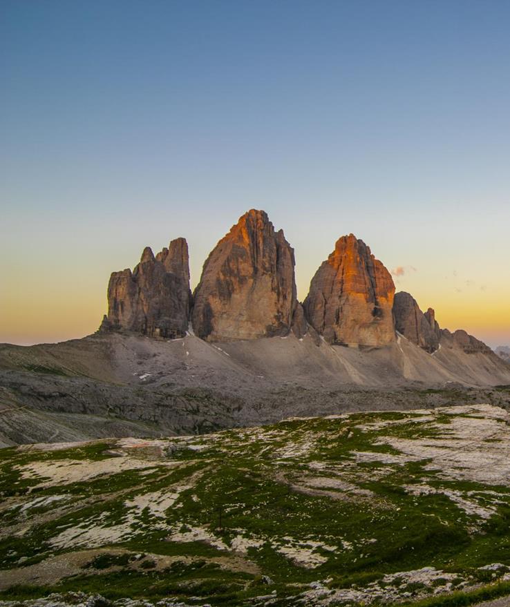 Le Tre Cime di Lavaredo nelle Dolomiti con imponenti formazioni rocciose e paesaggio alpino.