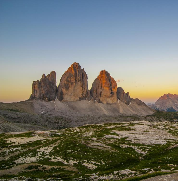 Die Drei Zinnen in den Dolomiten mit markanten Felsformationen und alpiner Berglandschaft.