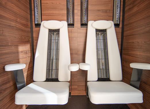 Area wellness con due lettini e moderno rivestimento in legno per trattamenti rilassanti.