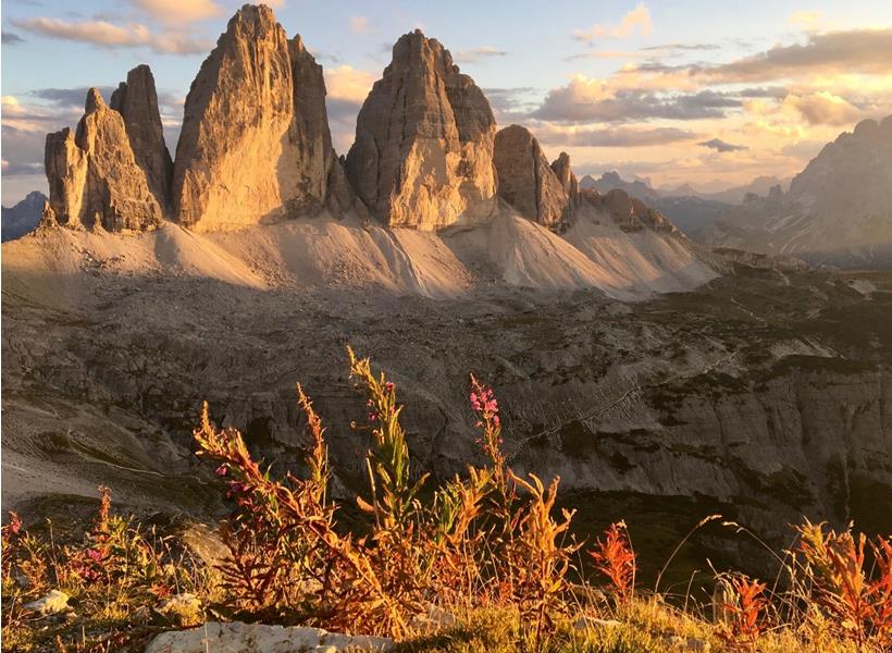 Naturerbe Drei Zinnen umgeben von markanten Felsformationen im Sonnenschein.