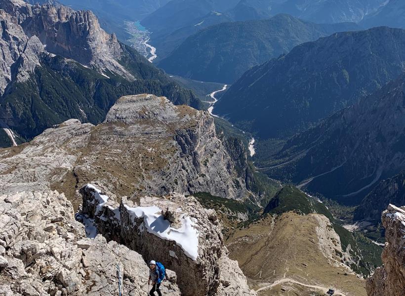 Klettern an der Großen Zinne; Täler und Berge im Hintergrund.