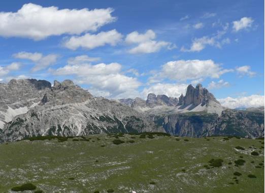 Vista dal Monte Specie sul paesaggio montano circostante con le caratteristiche cime dolomitiche.