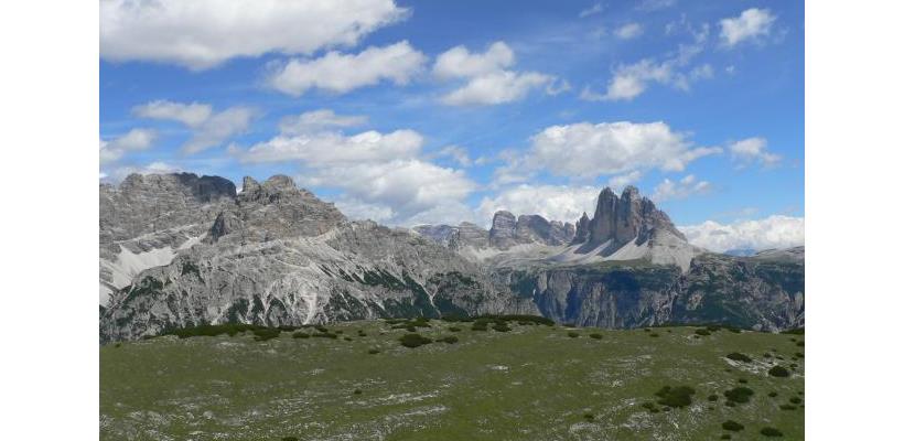 Blick vom Strudelkopf auf die umliegende Berglandschaft mit markanten Dolomitengipfeln.