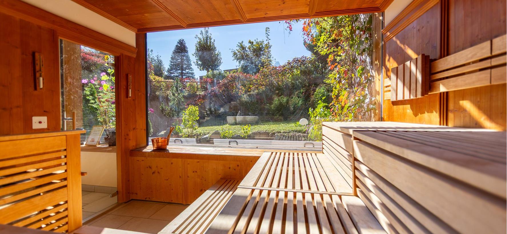 Sauna nell’area wellness dell’Hotel Villa Stefania con vista sul giardino.