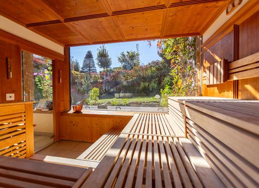 Sauna nell’area wellness dell’Hotel Villa Stefania con vista sul giardino.