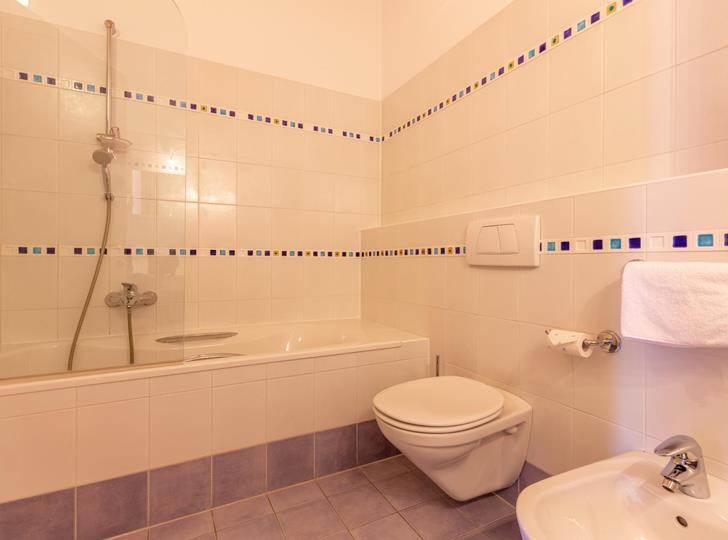 Badezimmer der Junior Suite mit Badewanne, WC und Waschbecken.