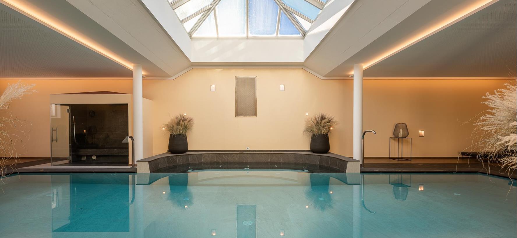 Piscina coperta luminosa dell’Hotel Villa Stefania con grande lucernario.