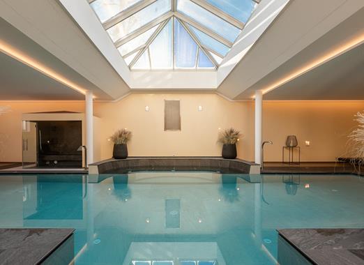 Piscina coperta luminosa dell’Hotel Villa Stefania con grande lucernario.