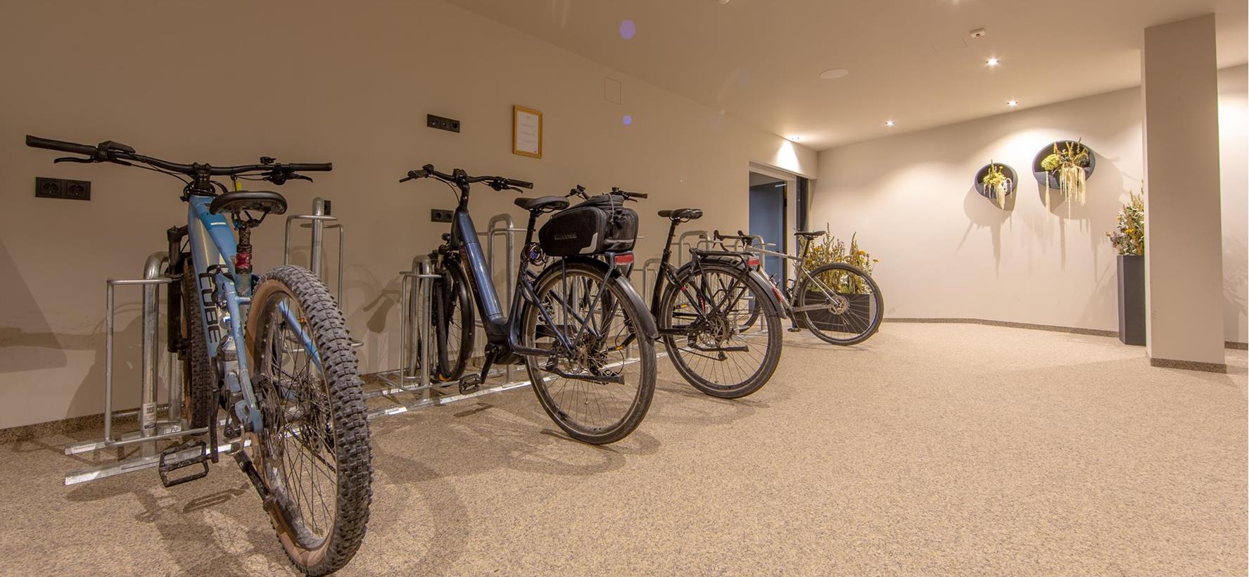 Ein Raum mit E-Bikes und Fahrrädern.